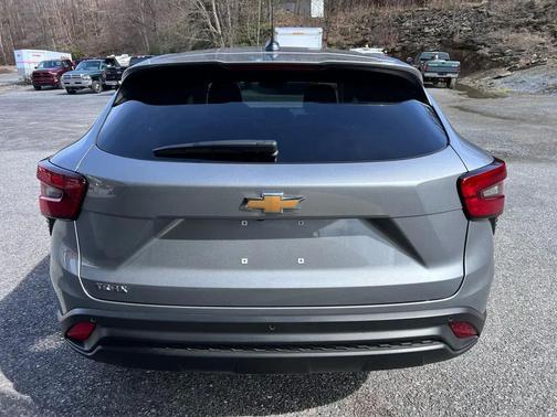 Sterling Gray Metallic 2024 Chevrolet Trax LS