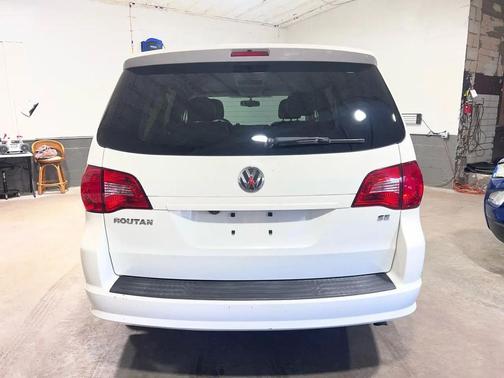 Calla Lilly White 2012 Volkswagen Routan SE