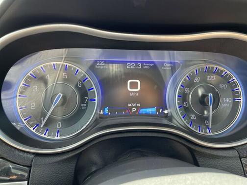 Photo 3 of 32 of 2016 Chrysler 300C Base