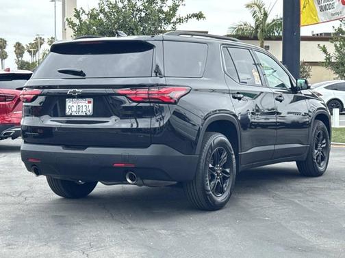 Mosaic Black Metallic 2023 Chevrolet Traverse LT Cloth
