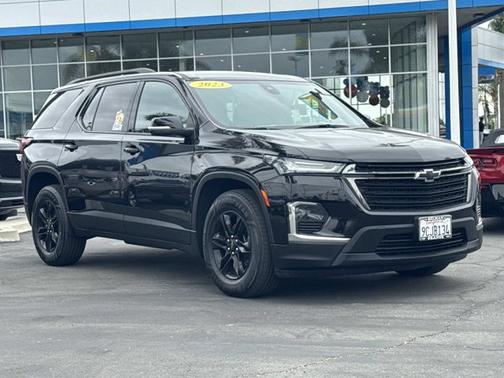 Mosaic Black Metallic 2023 Chevrolet Traverse LT Cloth