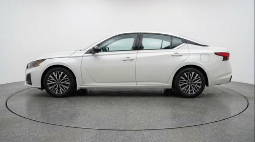 Glacier White 2025 Nissan Altima SV FWD