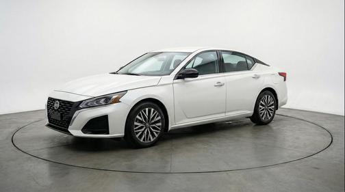 Glacier White 2025 Nissan Altima SV FWD