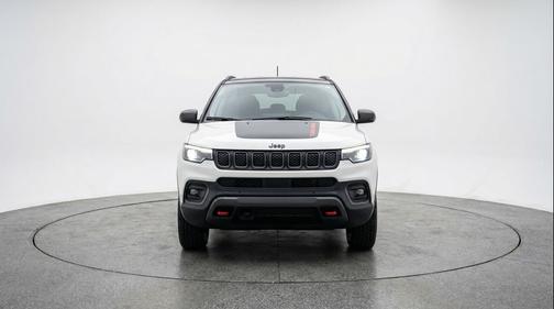 Bright White Clearcoat 2025 Jeep Compass Trailhawk
