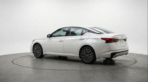 Glacier White 2025 Nissan Altima SV FWD