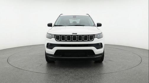 Bright White Clearcoat 2025 Jeep Compass Latitude