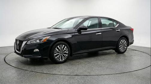 Super Black 2025 Nissan Altima SV FWD