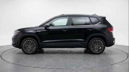 Deep Black Pearl 2025 Volkswagen Taos 1.5T SE