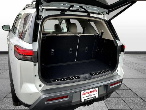 Everest White Pearl Tricoat 2026 Nissan Pathfinder SL