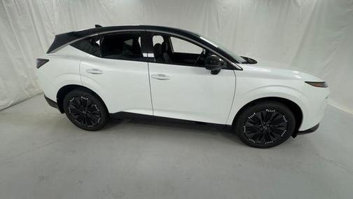 Everest White Pearl Tricoat/Super Black 2026 Nissan Murano Platinum