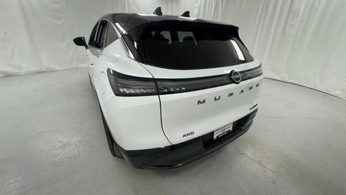 Everest White Pearl Tricoat/Super Black 2026 Nissan Murano Platinum