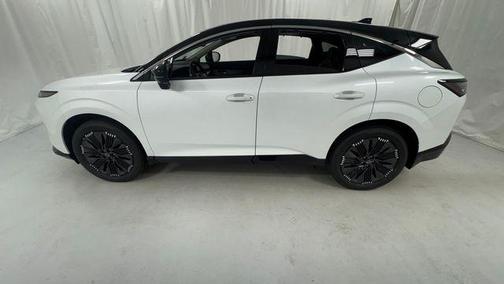 Everest White Pearl Tricoat/Super Black 2026 Nissan Murano Platinum