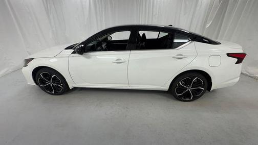 Pearl White Tricoat/Super Black 2026 Nissan Altima SR AWD