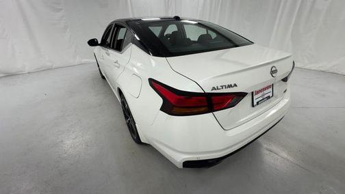 Pearl White Tricoat/Super Black 2026 Nissan Altima SR AWD