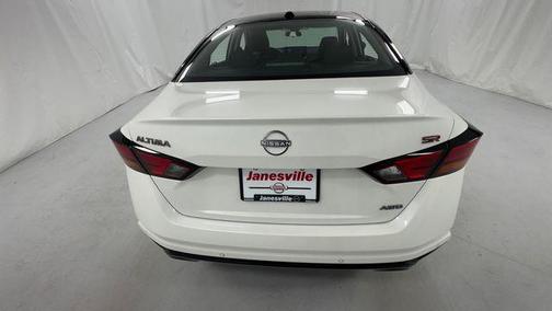 Pearl White Tricoat/Super Black 2026 Nissan Altima SR AWD