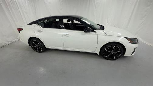 Pearl White Tricoat/Super Black 2026 Nissan Altima SR AWD