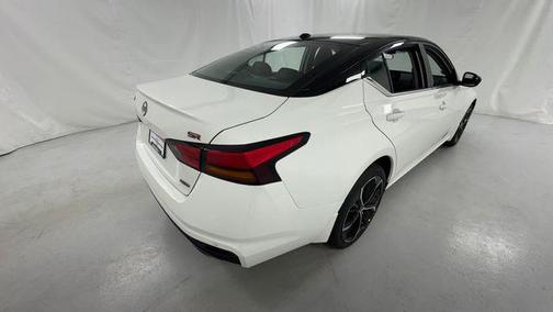 Pearl White Tricoat/Super Black 2026 Nissan Altima SR AWD