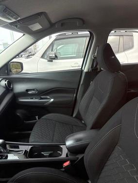 Aspen White/Super Black 2023 Nissan Kicks SV
