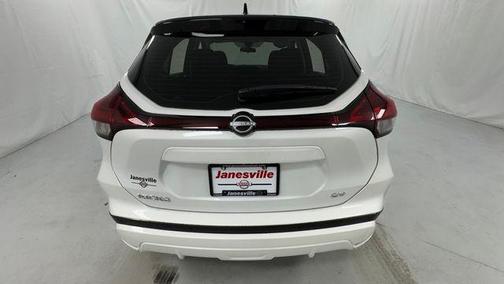 Aspen White Tricoat/Super Black 2023 Nissan Kicks SV