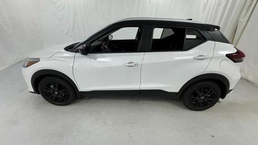 Aspen White Tricoat/Super Black 2023 Nissan Kicks SV