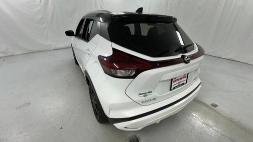 Aspen White Tricoat/Super Black 2023 Nissan Kicks SV