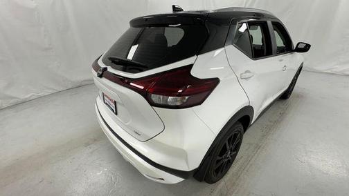 Aspen White Tricoat/Super Black 2023 Nissan Kicks SV
