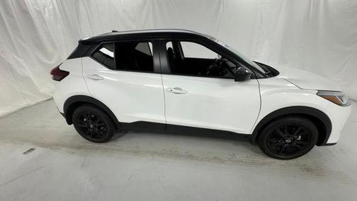 Aspen White Tricoat/Super Black 2023 Nissan Kicks SV