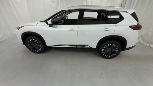 Everest White Pearl Tricoat 2026 Nissan Rogue Platinum
