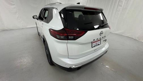 Everest White Pearl Tricoat 2026 Nissan Rogue Platinum