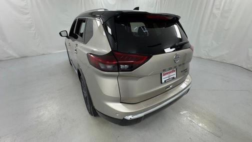 Champagne Silver Metallic/Super Black 2026 Nissan Rogue Platinum