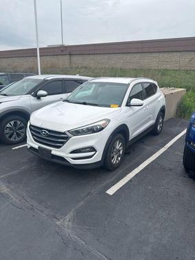 Winter White 2016 Hyundai TUCSON SE