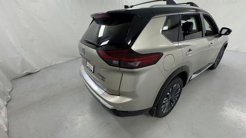 Champagne Silver Metallic/Super Black 2026 Nissan Rogue Platinum