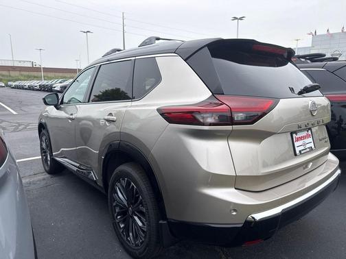 Champagne Silver Metallic/Super Black 2026 Nissan Rogue Platinum