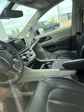 Bright White Clearcoat 2023 Chrysler Pacifica Limited
