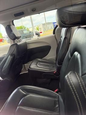 Bright White Clearcoat 2023 Chrysler Pacifica Limited