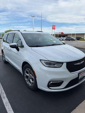 Bright White Clearcoat 2023 Chrysler Pacifica Limited