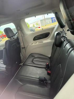 Bright White Clearcoat 2023 Chrysler Pacifica Limited