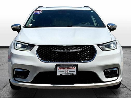 Bright White Clearcoat 2023 Chrysler Pacifica Limited