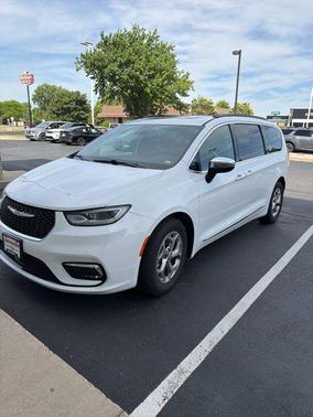 Bright White Clearcoat 2023 Chrysler Pacifica Limited