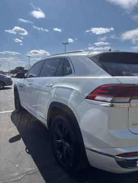 White 2022 Volkswagen Atlas Cross Sport 2.0T SEL