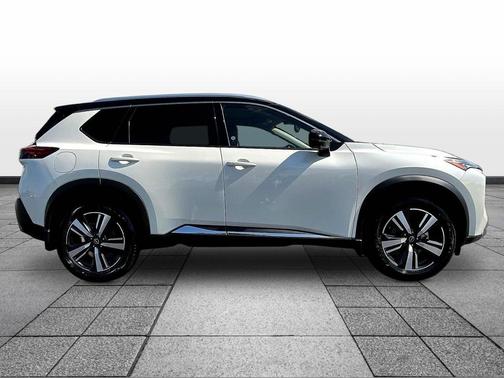 Pearl White Tricoat/Super Black 2023 Nissan Rogue SL