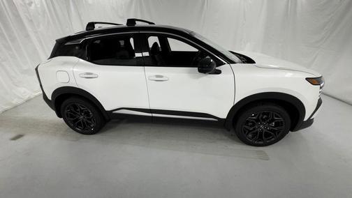 Aspen White Tricoat/Super Black 2026 Nissan Kicks SR