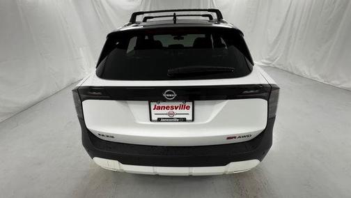Aspen White Tricoat/Super Black 2026 Nissan Kicks SR