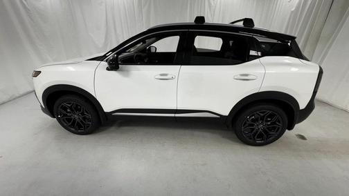 Aspen White Tricoat/Super Black 2026 Nissan Kicks SR