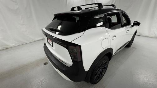 Aspen White Tricoat/Super Black 2026 Nissan Kicks SR