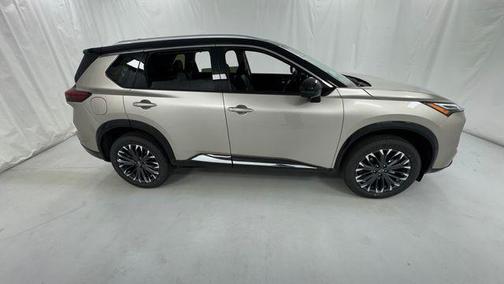 Champagne Silver Metallic/Super Black 2026 Nissan Rogue Platinum