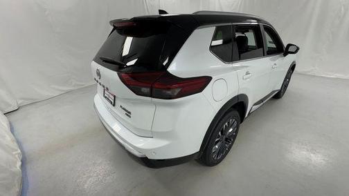 Everest White Pearl/Super Black 2026 Nissan Rogue Platinum