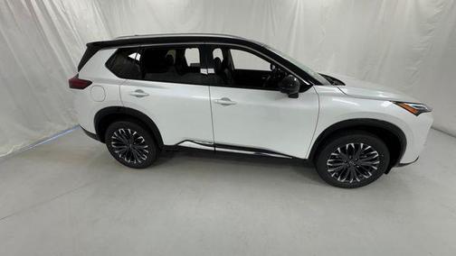 Everest White Pearl/Super Black 2026 Nissan Rogue Platinum