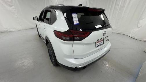 Everest White Pearl/Super Black 2026 Nissan Rogue Platinum