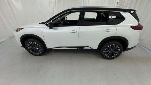 Everest White Pearl/Super Black 2026 Nissan Rogue Platinum